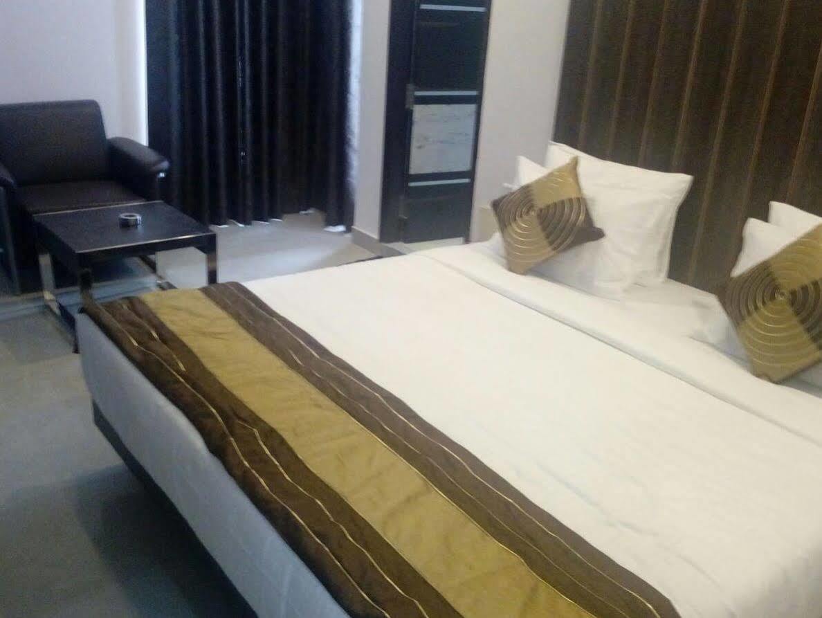 נוידה Red Carpet Hotels מראה חיצוני תמונה